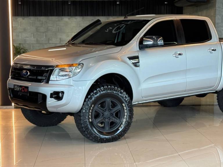 FORD - RANGER - 2013/2014 - Prata - R$ 121.900,00
