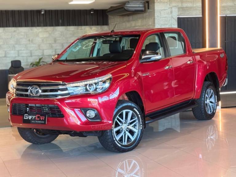 TOYOTA - HILUX - 2016/2017 - Vermelha - R$ 195.900,00