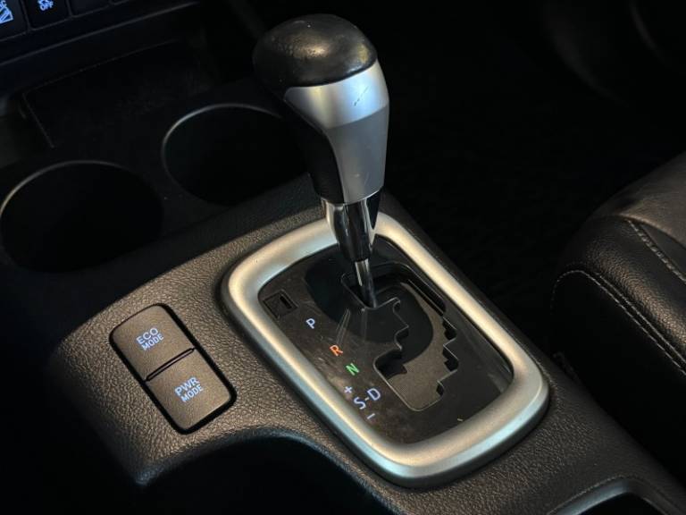 TOYOTA - HILUX - 2016/2017 - Vermelha - R$ 195.900,00
