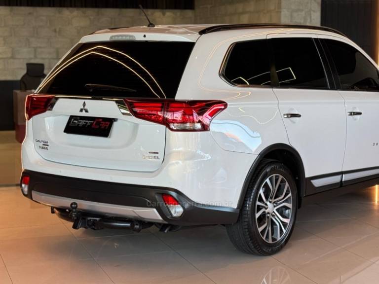 MITSUBISHI - OUTLANDER - 2015/2016 - Branca - R$ 121.900,00