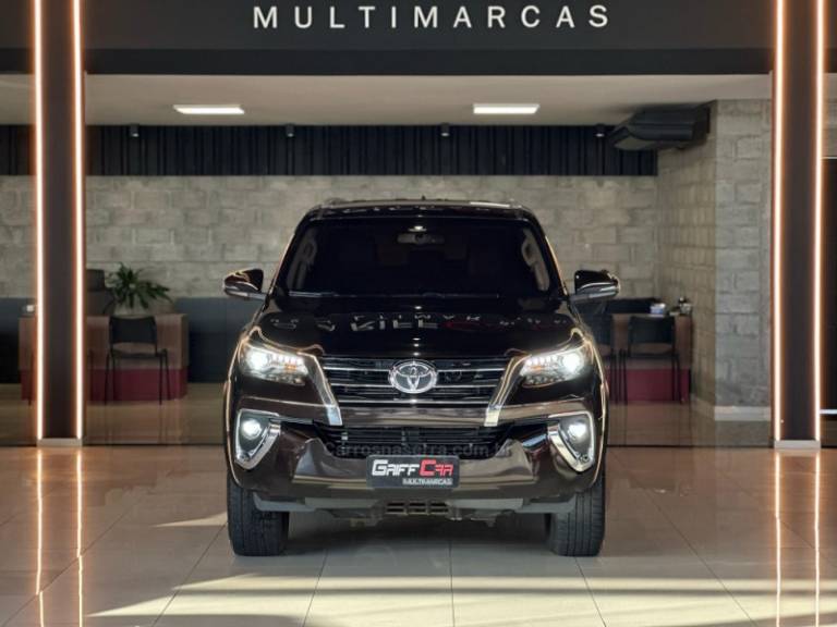 TOYOTA - HILUX SW4 - 2018/2019 - Marrom - R$ 259.900,00