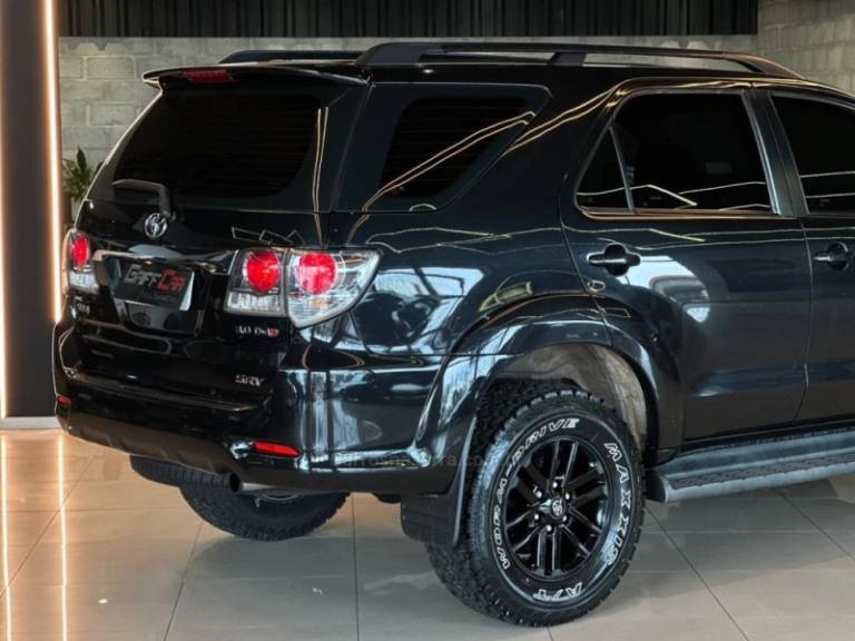 TOYOTA - HILUX SW4 - 2012/2012 - Preta - R$ 139.900,00
