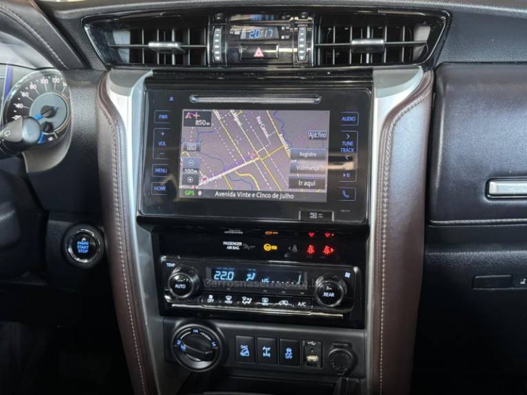 TOYOTA - HILUX SW4 - 2016/2017 - Branca - R$ 219.900,00