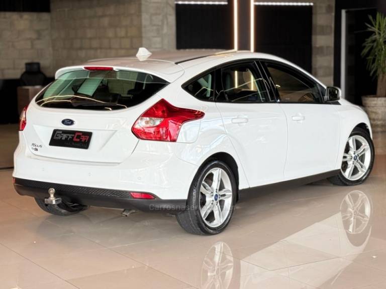 FORD - FOCUS - 2014/2015 - Branca - R$ 54.900,00