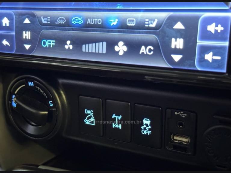 TOYOTA - HILUX SW4 - 2016/2017 - Branca - R$ 219.900,00