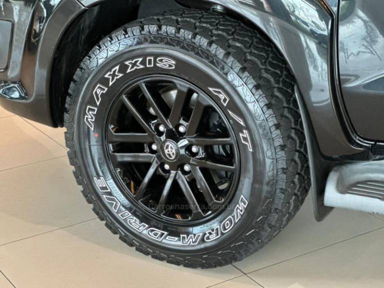 TOYOTA - HILUX SW4 - 2012/2012 - Preta - R$ 139.900,00
