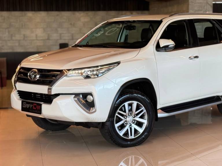 TOYOTA - HILUX SW4 - 2016/2017 - Branca - R$ 219.900,00