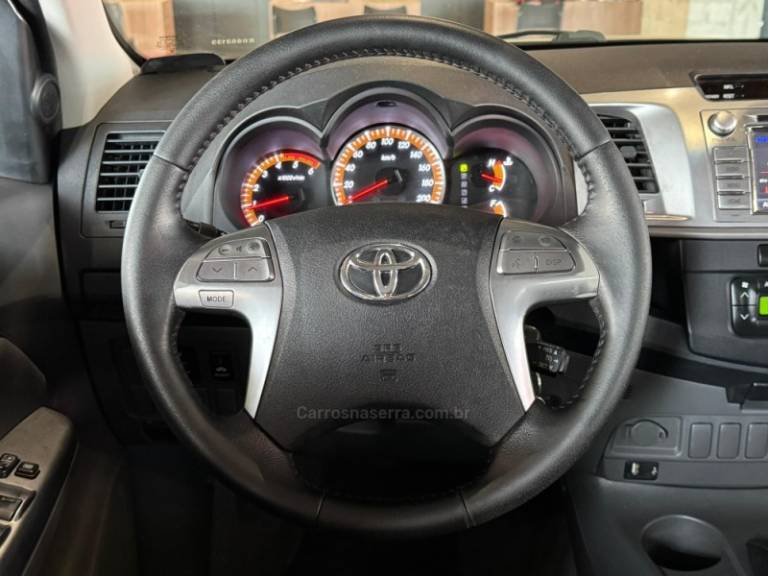 TOYOTA - HILUX - 2014/2014 - Prata - R$ 147.900,00