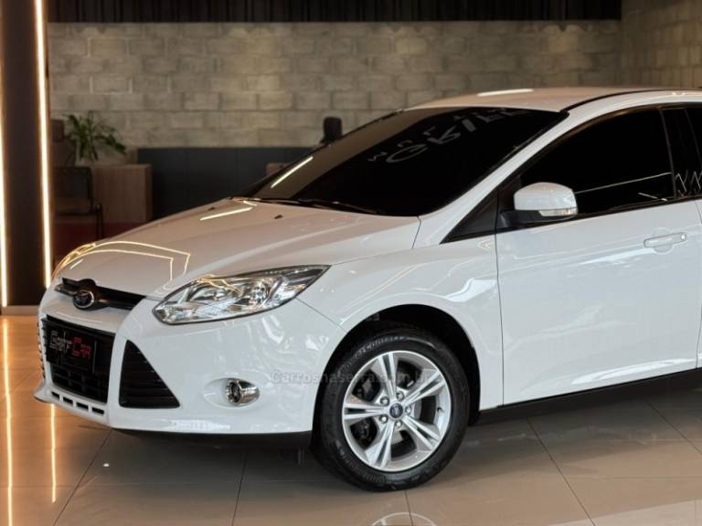 FORD - FOCUS - 2014/2015 - Branca - Sob Consulta
