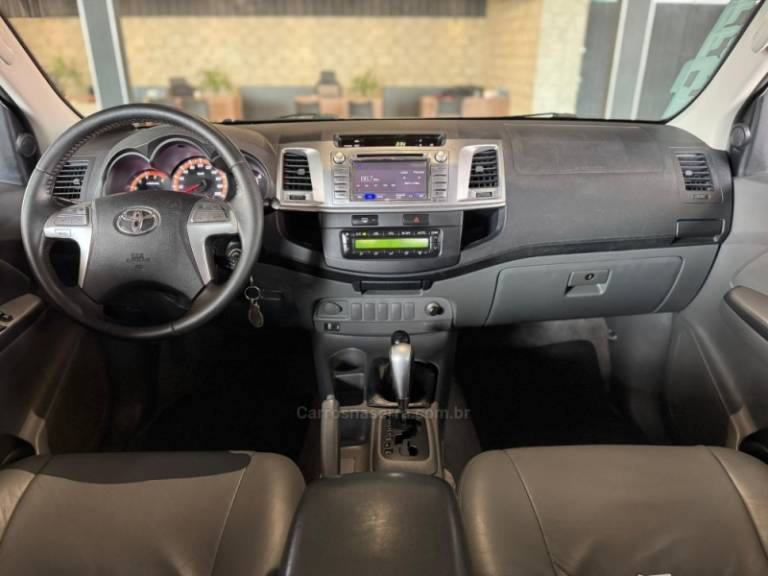 TOYOTA - HILUX - 2014/2014 - Prata - R$ 147.900,00