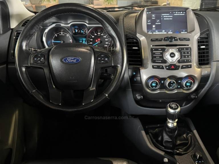 FORD - RANGER - 2013/2014 - Prata - R$ 121.900,00