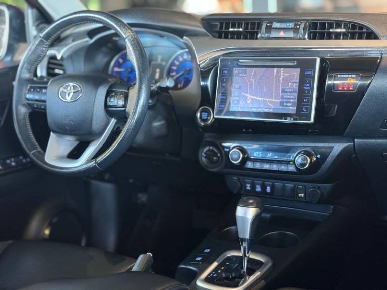 TOYOTA - HILUX - 2016/2017 - Vermelha - R$ 195.900,00