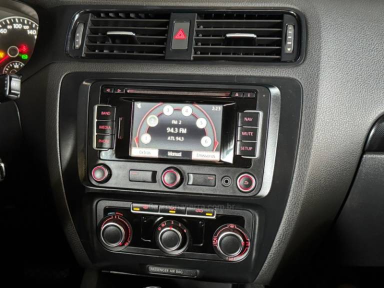 VOLKSWAGEN - JETTA - 2012/2013 - Preta - R$ 68.900,00