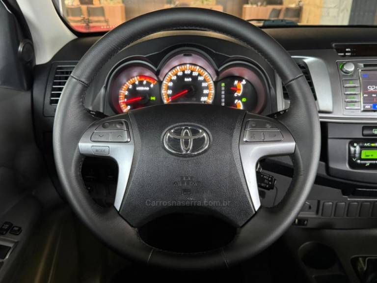 TOYOTA - HILUX - 2013/2014 - Prata - R$ 147.900,00