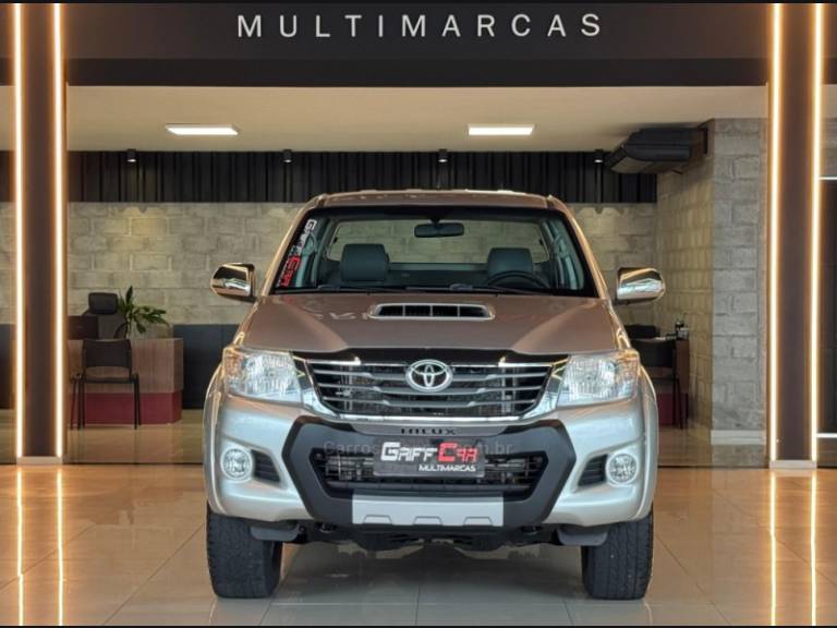 TOYOTA - HILUX - 2013/2014 - Prata - R$ 147.900,00