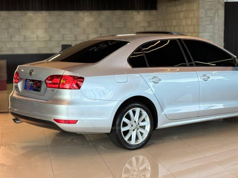 VOLKSWAGEN - JETTA - 2013/2014 - Prata - R$ 75.900,00