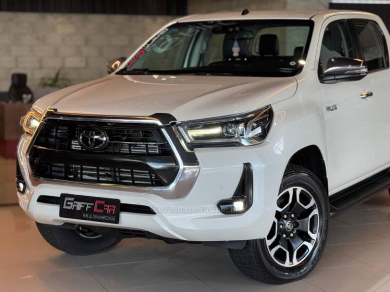 TOYOTA - HILUX - 2020/2021 - Branca - R$ 254.900,00