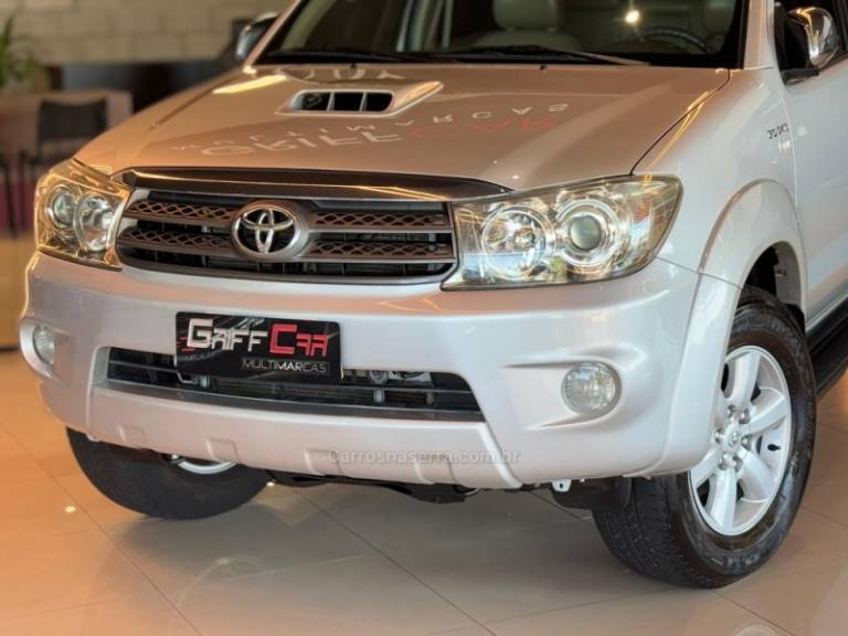 TOYOTA - HILUX SW4 - 2009/2010 - Prata - R$ 124.900,00