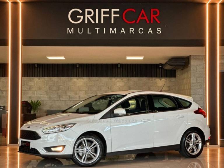 FORD - FOCUS - 2017/2018 - Branca - R$ 72.900,00