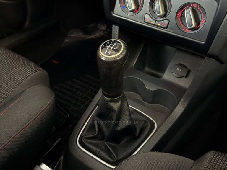 VOLKSWAGEN - FOX - 2010/2011 - Prata - R$ 39.900,00