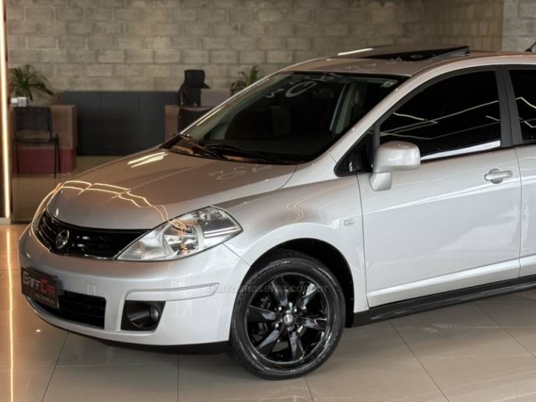 NISSAN - TIIDA - 2010/2011 - Prata - R$ 43.900,00