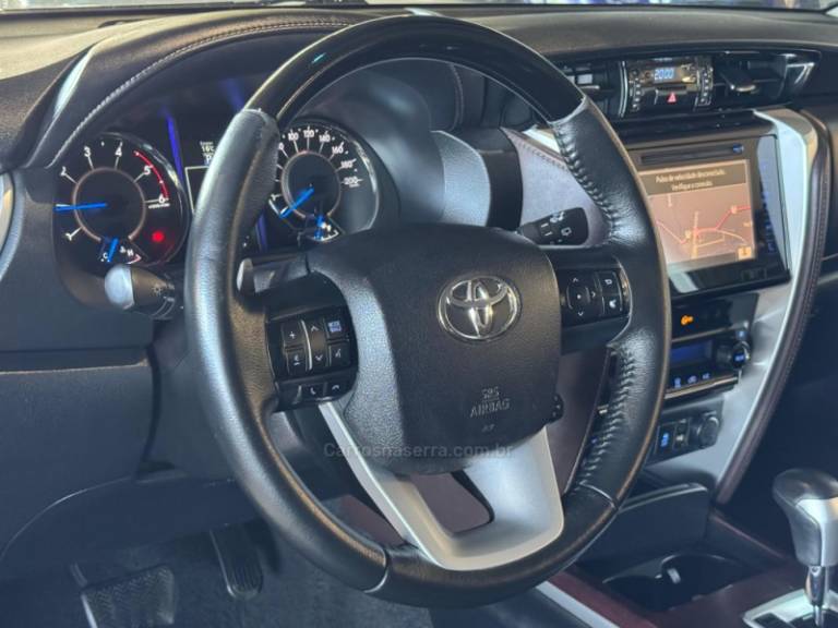 TOYOTA - HILUX SW4 - 2016/2017 - Branca - R$ 219.900,00