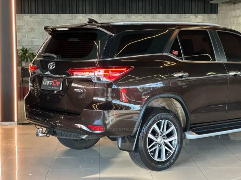 TOYOTA - HILUX SW4 - 2018/2019 - Marrom - R$ 259.900,00