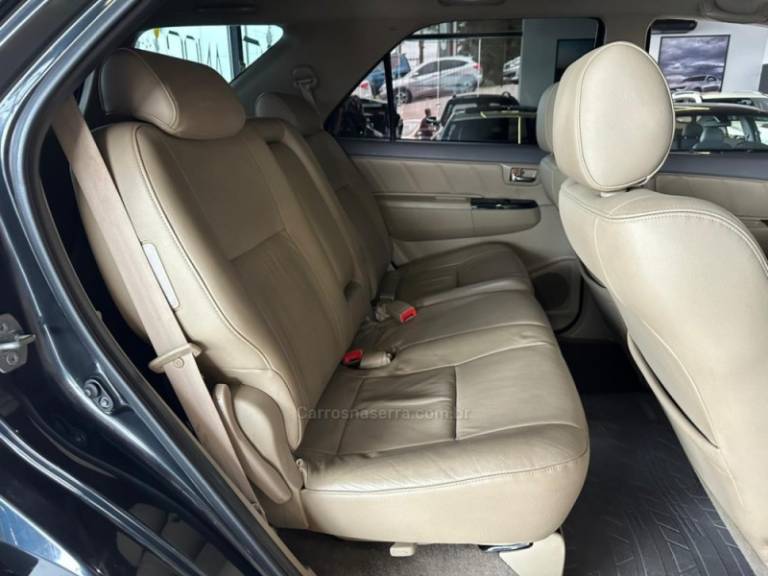 TOYOTA - HILUX SW4 - 2012/2012 - Preta - R$ 139.900,00