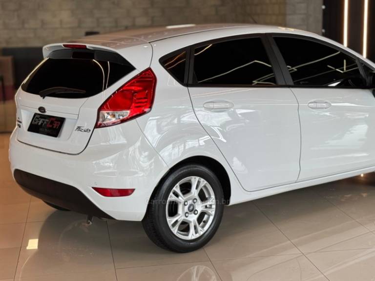 FORD - FIESTA - 2013/2014 - Branca - R$ 44.900,00