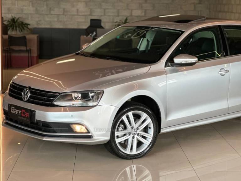 VOLKSWAGEN - JETTA - 2014/2015 - Vermelha - R$ 87.900,00