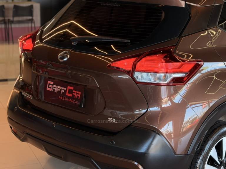 NISSAN - KICKS - 2019/2020 - Marrom - R$ 86.900,00