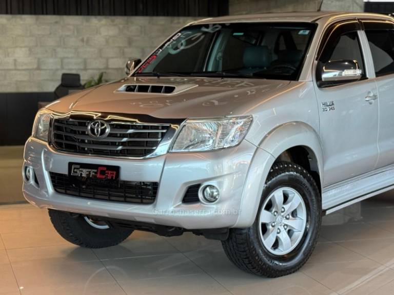 TOYOTA - HILUX - 2014/2014 - Prata - R$ 147.900,00