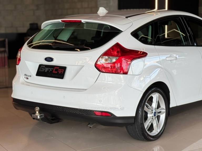 FORD - FOCUS - 2014/2015 - Branca - R$ 54.900,00