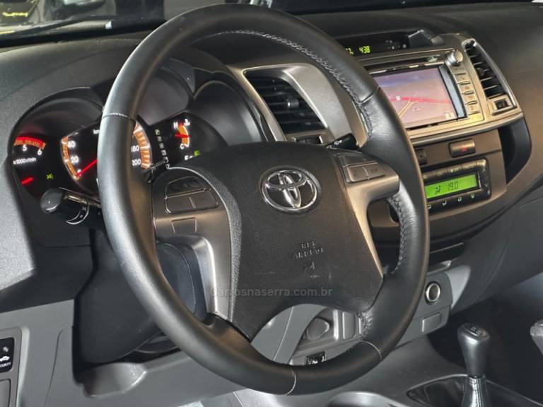 TOYOTA - HILUX - 2013/2014 - Prata - R$ 149.900,00