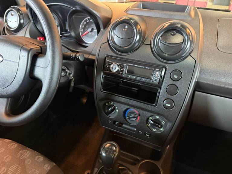 FORD - FIESTA - 2013/2014 - Preta - R$ 32.900,00