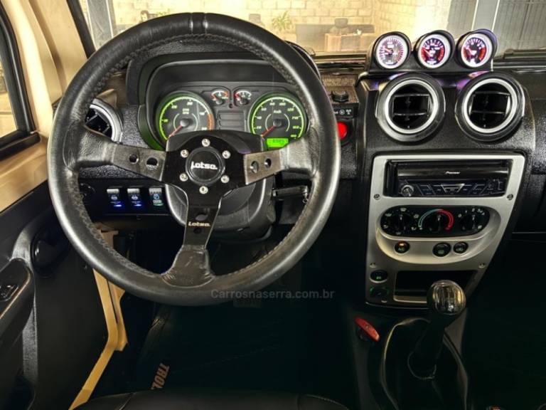 TROLLER - T4 - 2011/2011 - Bege - R$ 179.900,00