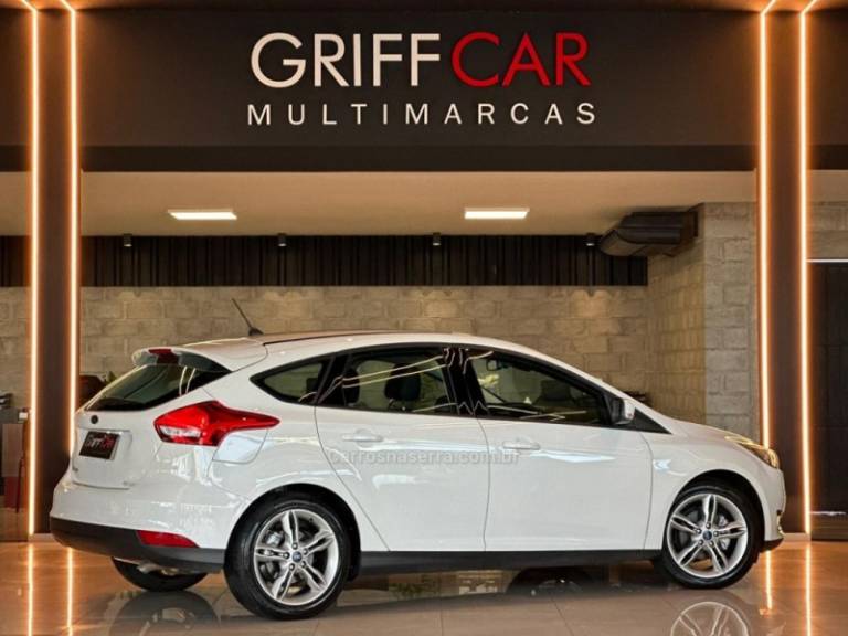 FORD - FOCUS - 2017/2018 - Branca - R$ 72.900,00