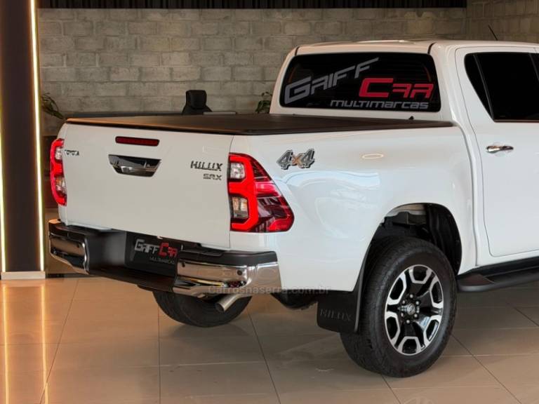 TOYOTA - HILUX - 2022/2023 - Branca - R$ 285.900,00
