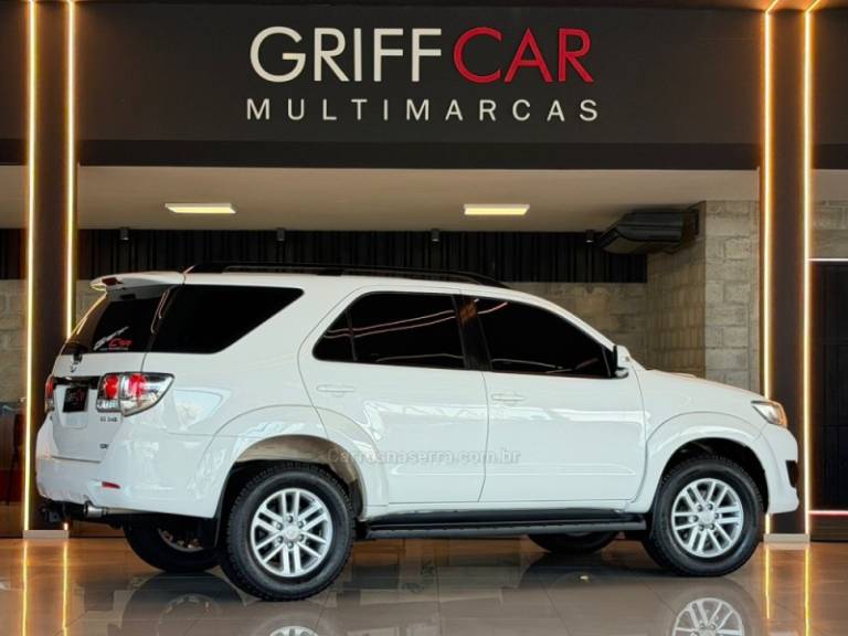 TOYOTA - HILUX SW4 - 2013/2013 - Branca - R$ 146.900,00