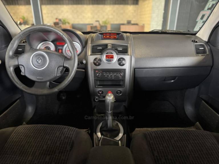 RENAULT - MÉGANE - 2011/2011 - Prata - R$ 35.900,00