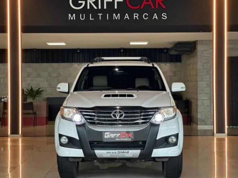 TOYOTA - HILUX SW4 - 2014/2015 - Branca - R$ 164.900,00