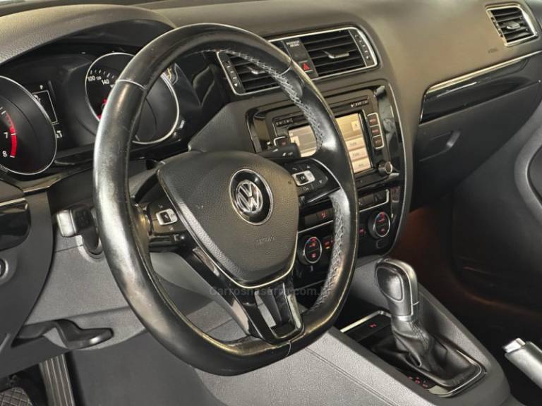 VOLKSWAGEN - JETTA - 2014/2015 - Vermelha - R$ 87.900,00