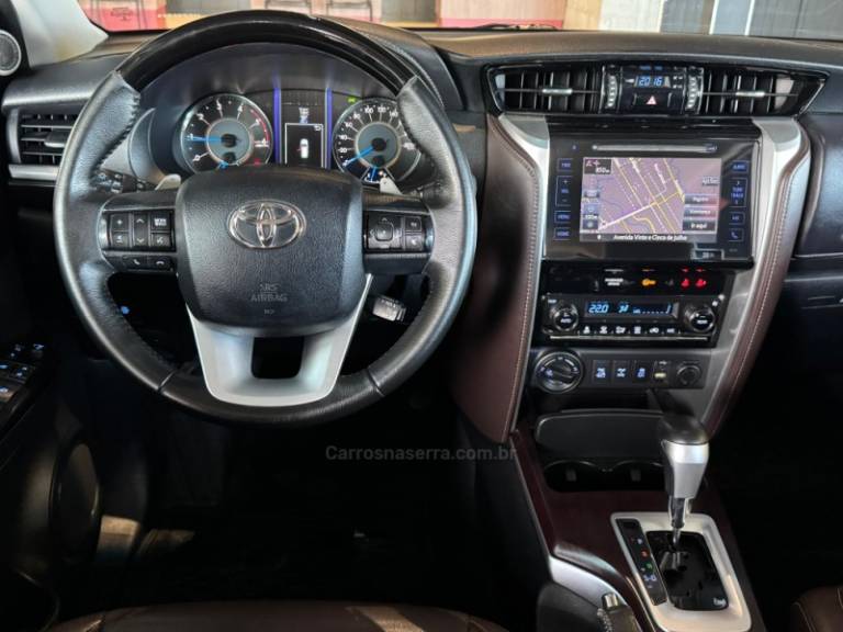 TOYOTA - HILUX SW4 - 2016/2017 - Branca - R$ 219.900,00