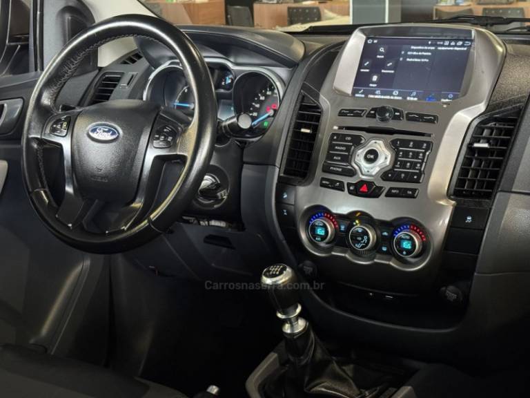 FORD - RANGER - 2013/2014 - Prata - R$ 121.900,00