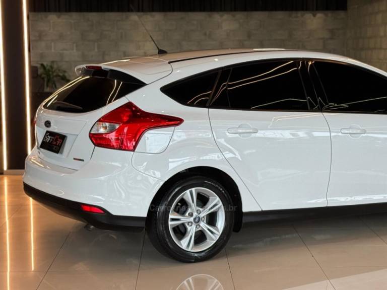 FORD - FOCUS - 2014/2015 - Branca - Sob Consulta