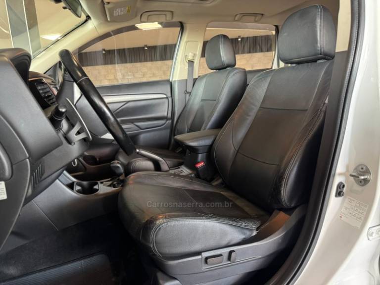 MITSUBISHI - OUTLANDER - 2013/2014 - Branca - R$ 81.900,00