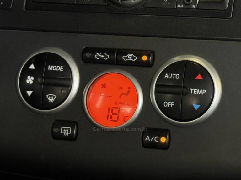 NISSAN - TIIDA - 2010/2011 - Prata - R$ 43.900,00