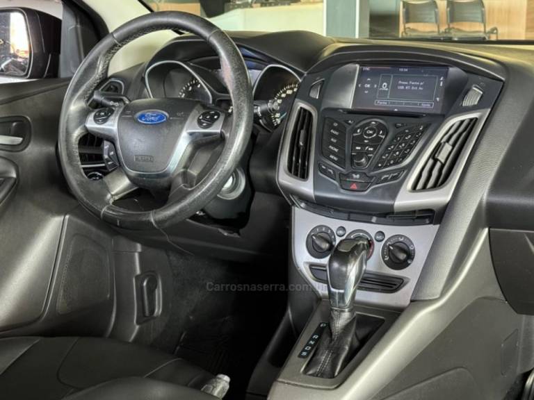 FORD - FOCUS - 2014/2015 - Preta - R$ 53.900,00