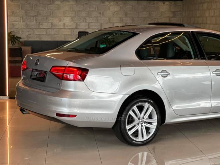 VOLKSWAGEN - JETTA - 2014/2015 - Vermelha - R$ 87.900,00