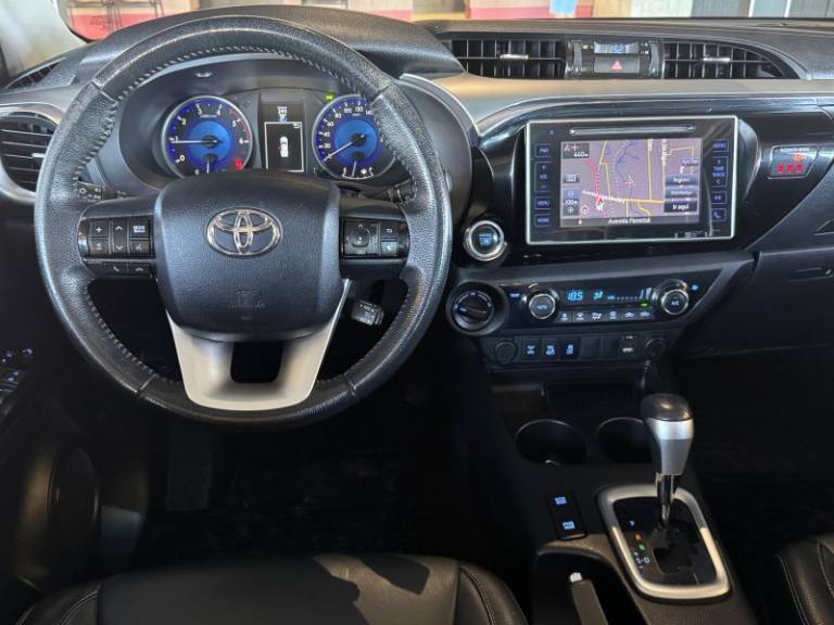 TOYOTA - HILUX - 2016/2017 - Vermelha - R$ 195.900,00